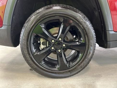 Used 2023 Jeep Grand Cherokee L Laredo image 9