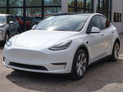 Used 2021 Tesla Model Y Long Range image 9