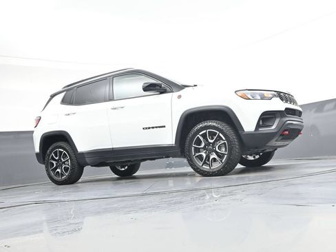 Used 2025 Jeep Compass Trailhawk w/ Trailhawk Convenience Group AWD/4WD image 44