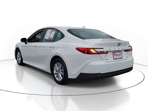 Used 2025 Toyota Camry LE image 3