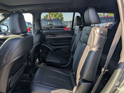 New 2026 Jeep Grand Cherokee L Limited w/ Luxury Tech Group II AWD/4WD image 15