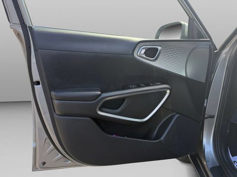 Used 2025 Kia Soul LX w/ LX Technology Package FWD image 16