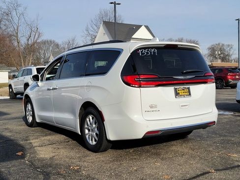 Used 2022 Chrysler Pacifica Touring-L image 5