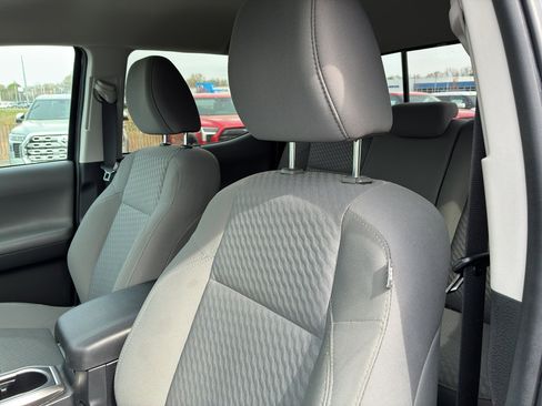 Used 2022 Toyota Tacoma SR5 w/ Technology Package image 8