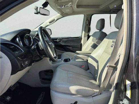 Used 2016 Chrysler Town & Country Touring-L FWD image 14