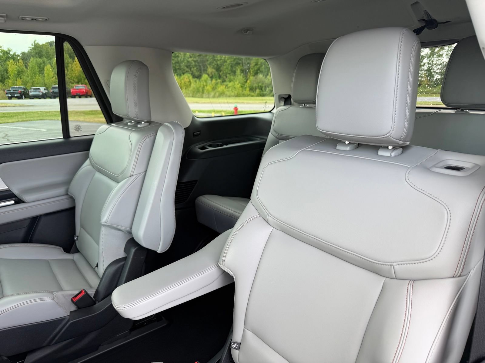 Used 2025 Ford Expedition Active AWD/4WD image 14