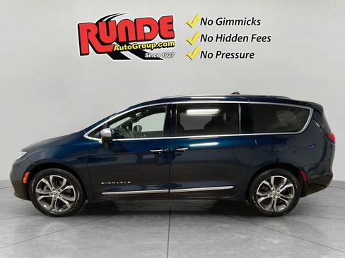 Used 2022 Chrysler Pacifica Pinnacle image 2