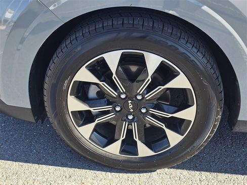 Used 2023 Kia Carnival EX image 9