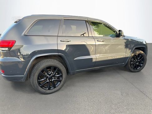 Used 2017 Jeep Grand Cherokee Altitude AWD/4WD image 4