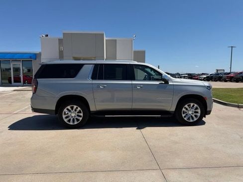 Used 2024 Chevrolet Suburban Premier w/ Premium Package RWD image 2