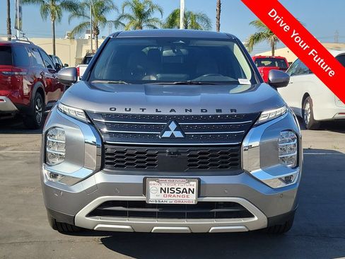 Used 2023 Mitsubishi Outlander SE FWD image 2