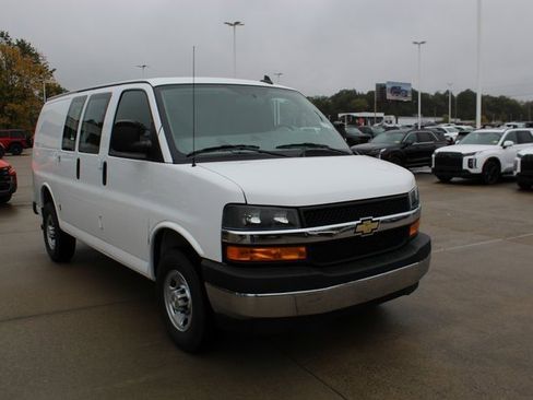 Used 2023 Chevrolet Express 2500 w/ Driver Convenience Package image 8