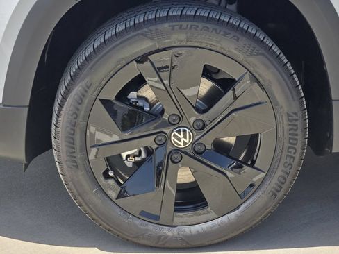 New 2026 Volkswagen Taos SE FWD image 11