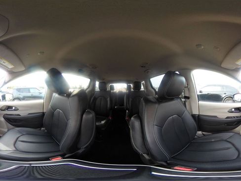 Used 2023 Chrysler Pacifica Touring-L image 43