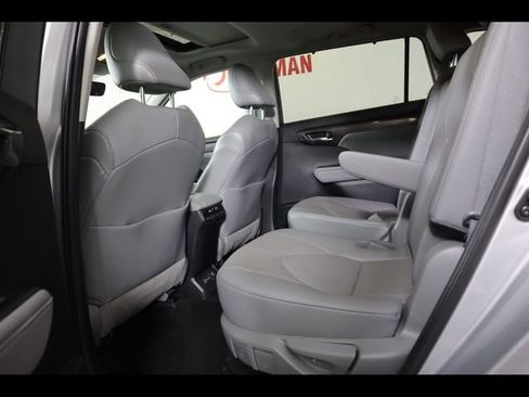 Used 2022 Toyota Highlander Limited image 14