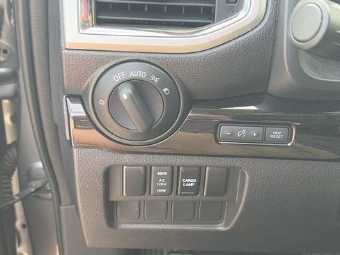 Used 2019 Nissan Titan SV w/ SV Convenience Package AWD/4WD image 17