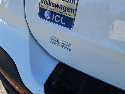 Certified 2025 Volkswagen Taos SE image 12