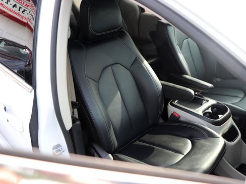 Used 2024 Chrysler Pacifica Touring-L FWD image 16