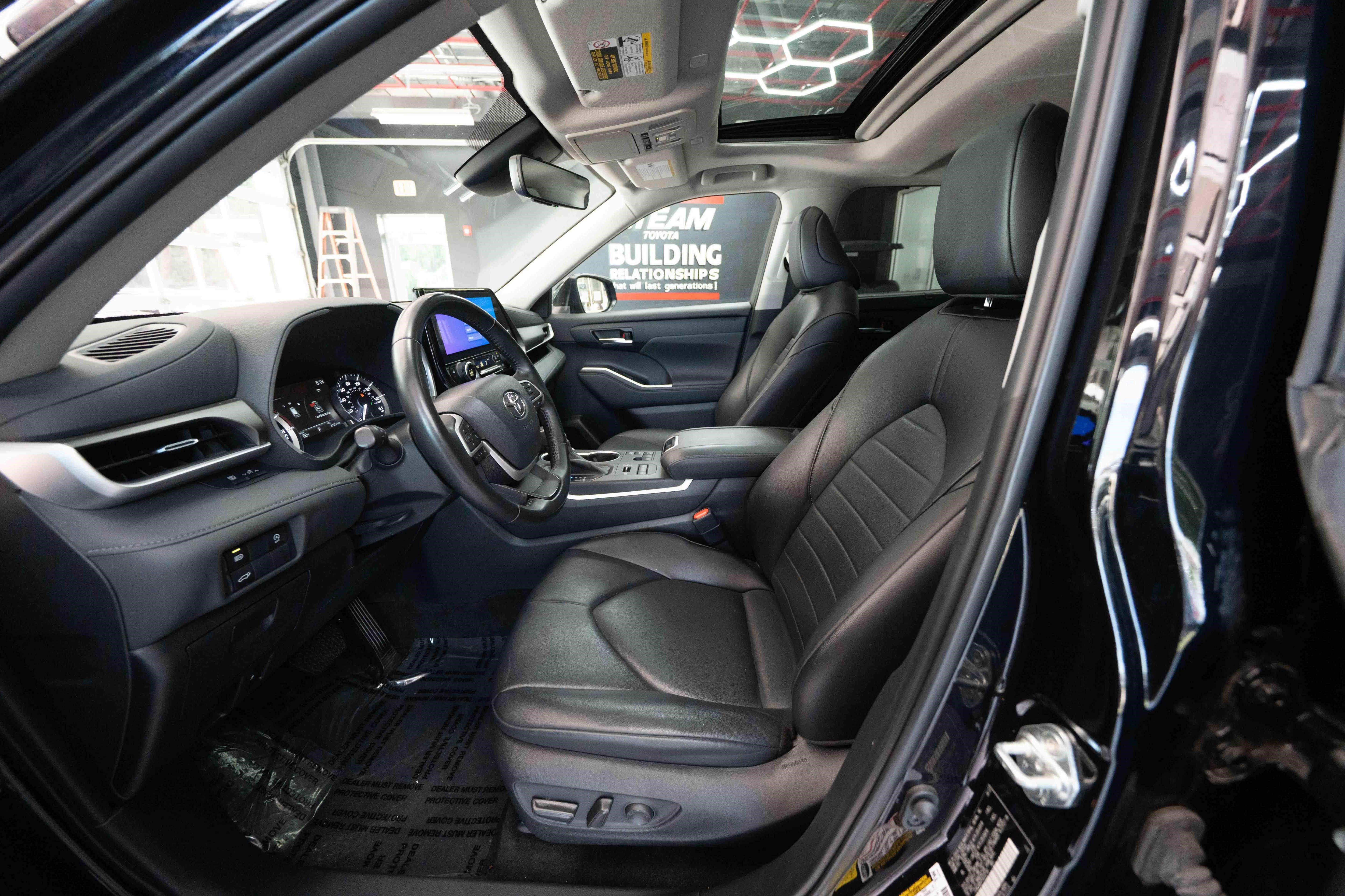 Used 2023 Toyota Highlander XLE AWD/4WD image 9
