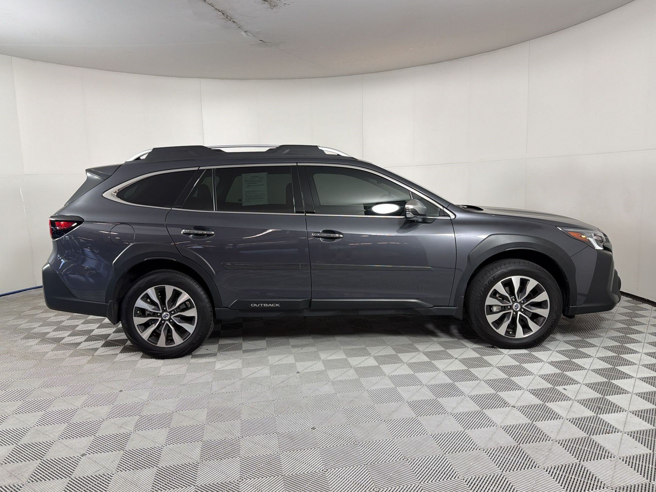 Used 2025 Subaru Outback Touring AWD/4WD image 8