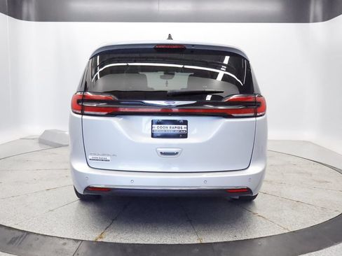Certified 2024 Chrysler Pacifica Touring-L FWD image 4