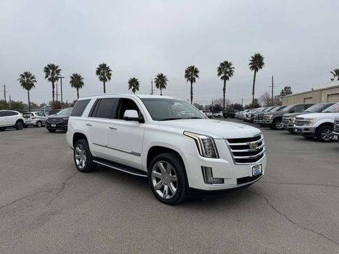 Used 2017 Cadillac Escalade Luxury image 2