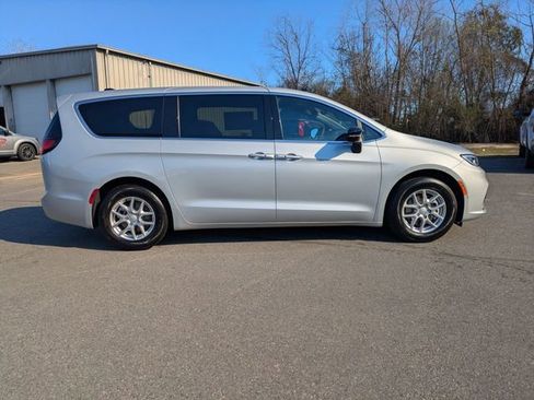 New 2026 Chrysler Pacifica Select image 3