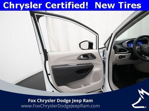 Certified 2024 Chrysler Pacifica Touring-L image 28