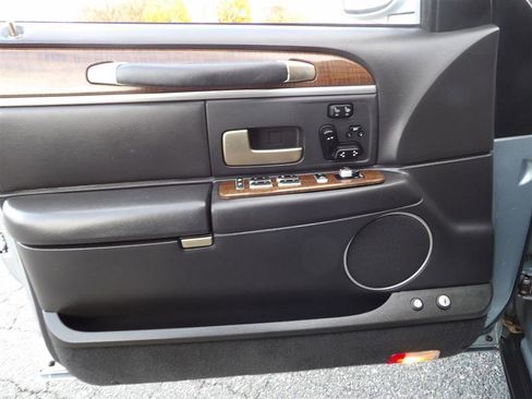 Used 2006 Lincoln Town Car Signature Limited image 22