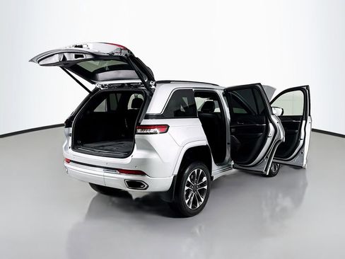 Used 2022 Jeep Grand Cherokee Overland w/ MOPAR Finishing Package AWD/4WD image 29