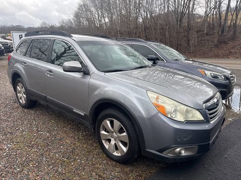 Used 2011 Subaru Outback 3.6R Premium image 3