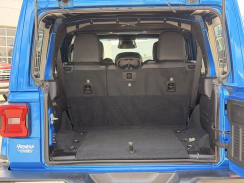 Used 2025 Jeep Wrangler Unlimited Sahara AWD/4WD image 31