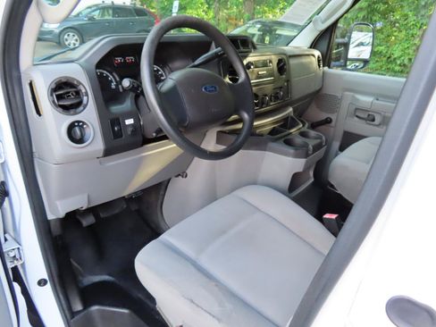 Used 2014 Ford E-150 and Econoline 150 RWD image 9