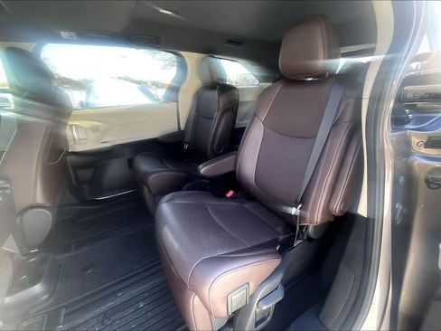 Certified 2021 Toyota Sienna Platinum image 40