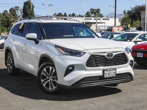 Used 2024 Toyota Highlander XLE FWD image 2