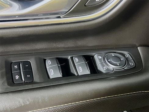 Used 2023 Chevrolet Suburban Premier image 17