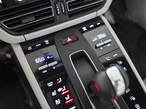 Certified 2025 Porsche Macan image 21