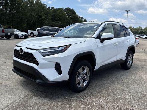 Used 2023 Toyota RAV4 XLE w/ Convenience Package FWD image 8