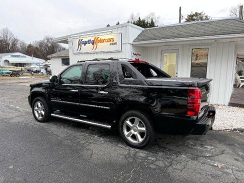 Used 2011 Chevrolet Avalanche LTZ image 15
