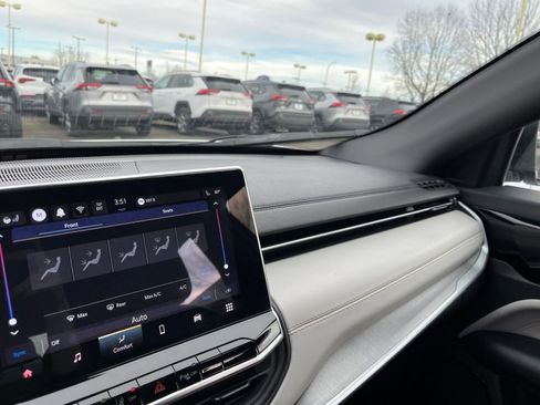 Used 2025 Jeep Compass Limited image 37