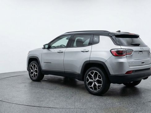 Used 2025 Jeep Compass Limited image 6