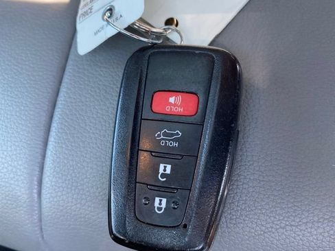 Used 2020 Toyota Highlander XLE AWD/4WD image 21