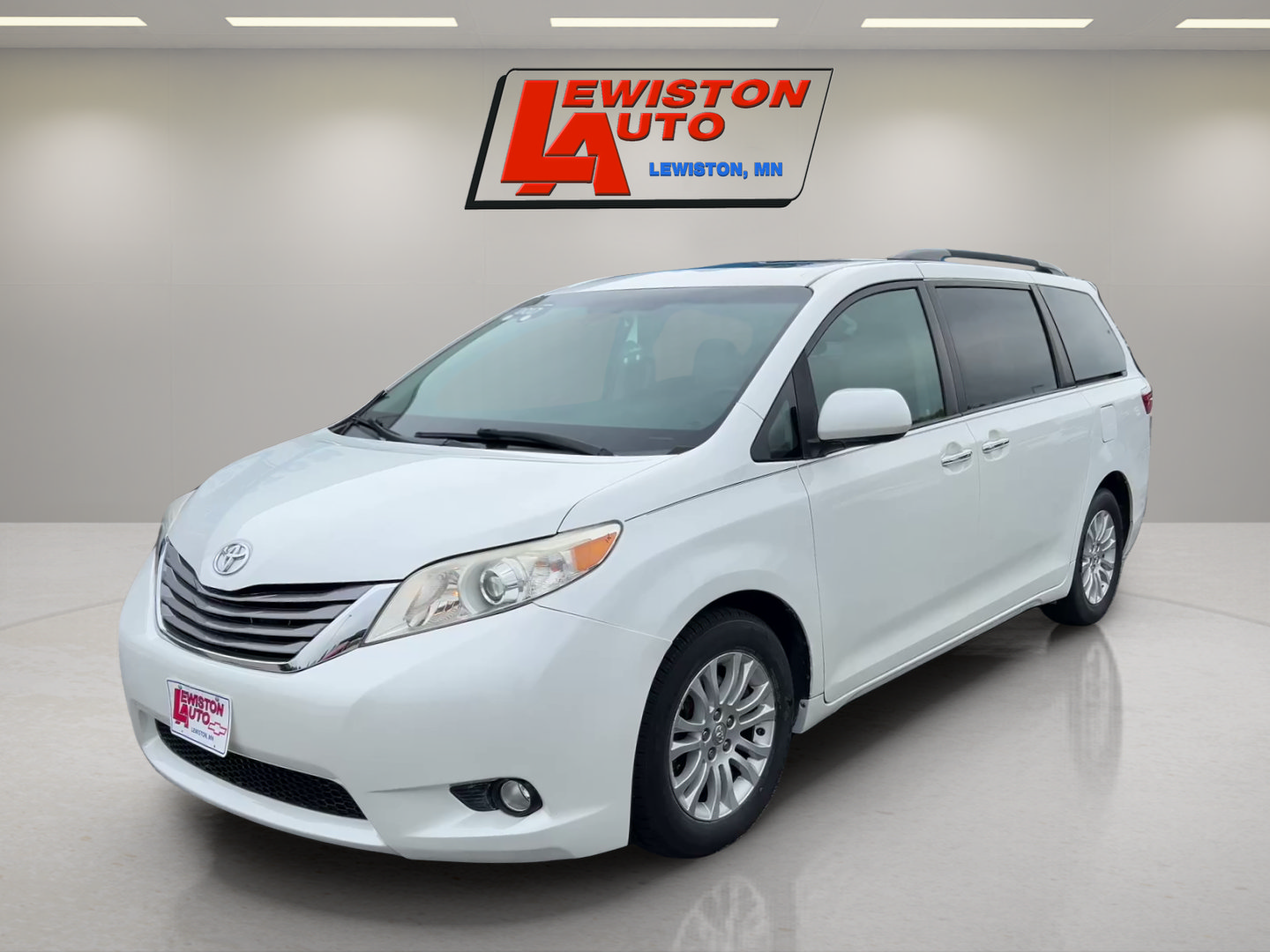 Used 2017 Toyota Sienna XLE FWD image 1
