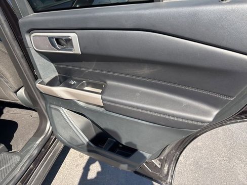 Used 2023 Ford Explorer XLT image 12