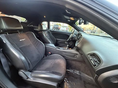 Used 2016 Dodge Challenger SRT RWD image 29