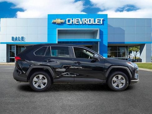 Used 2022 Toyota RAV4 LE AWD/4WD image 2