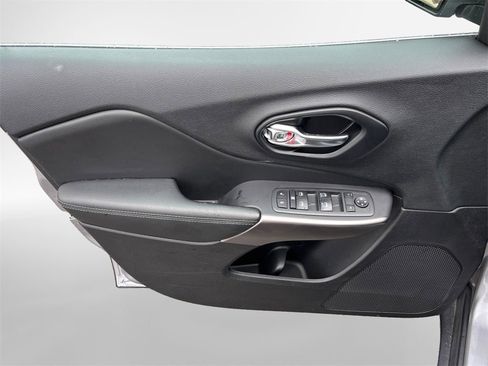 Used 2021 Jeep Cherokee Latitude Lux w/ Comfort/Convenience Group image 17