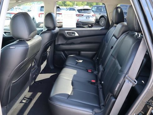 Used 2019 Nissan Pathfinder SL w/ SL Premium Package AWD/4WD image 16