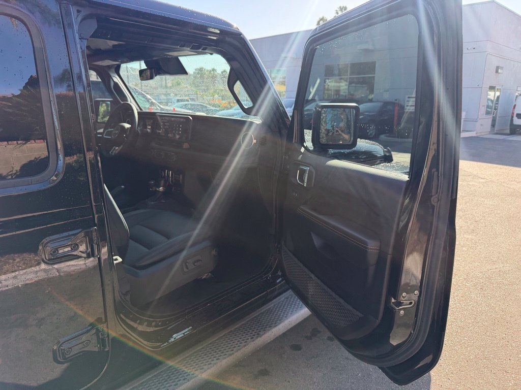 Used 2024 Jeep Wrangler Unlimited Sahara w/ Technology Group AWD/4WD image 17
