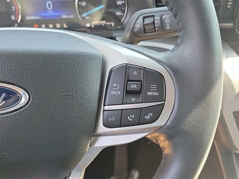 Used 2023 Ford Explorer XLT image 5